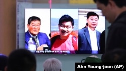 سه زندانی آزاد شده از کره شمالی، از چپ: کیم دانگ چول، تونی کیم و کیم هاک سونگ.
