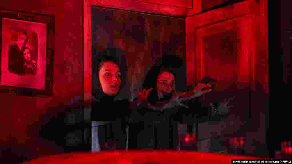 &laquo;П&#39;єса не про поганих чи хороших,&nbsp;&ndash; каже Стас Жирков.&nbsp;&ndash; Це звичайні люди з тяжкими історіями, які вплинули на оцю неможливість виїхати з тієї &laquo;сірої зони&raquo;. Вони між двох вогнів і мають якось жити далі. Проте, як &ndash; ще не зрозуміли. Немає відповіді&raquo;