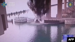 Кадр, на якому, імовірно, зафіксовано вибух Керченського мосту внаслідок спецоперації, проведеної Службою безпеки України. Скріншот із відео СБУ від 3 червня 2025 року