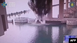 Скрін відео Служби безпеки України від 3 червня 2025 року, ймовірно, зафіксовано вибух Керченського мосту, що з'єднує Крим з Росією, в результаті спецоперації, проведеної СБУ