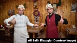«Таксим» кафесинин ээси, түркиялык ишкер Али Салих Ифлазоглу (солдо) өз кызматкери менен. Сүрөт анын «Фейсбуктагы» баракчасынан алынды.
