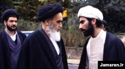 علی‌اکبر محشتمی‌پور (سمت چپ) در دوران اقامت خمینی در عراق نمایندهٔ او در برقراری ارتباط با فلسطینیان و شیعیان لبنان بود.