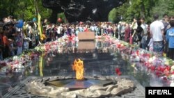 Алматыдағы 28 панфиловшылар  саябағындағы мәңгілік  алауға гүл шоғын  қойып жатқан көпшілік, Алматы, 9 мамыр, 2010 жыл  