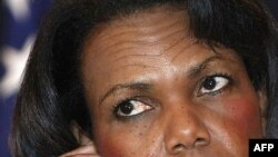 وزير امور خارجه از کشور ليبی به عنوان نمونه ای ياد کرد که بعد از کنار گذاشتن برنامه تسليحات کشتار جمعی در سال ۲۰۰۳ ميلادی روابط گرمی با آمريکا برقرار کرده است.