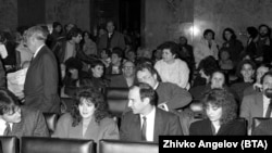 25 февруари 1991 г. Владимир Живков (на преден план, в средата) и неговата племенница Евгения Живкова (вдясно от него) по време на процеса на Тодор Живков в Съдебната палата.