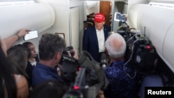 Дональд Трамп гутарыць з журналістамі ў самалёце Air Force One 