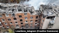 Зруйнована внаслідок російського ракетного удару багатоповерхівка в Кривому Розі, 11 листопада 2024 року