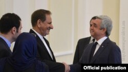 Президент Армении Серж Саргсян (справа) приветствует первого вице-президента Ирана, 15 октября 2015 г.