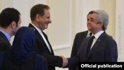 Президент Армении Серж Саргсян (справа) принимает первого вице-президента Ирана Эсхага Джахангири, Ереван, 15 октября 2015 г. 