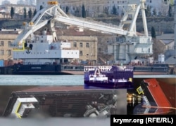 Порівняльний аналіз фотографій плавучого крана у Південній бухті Севастополя. Графіка Крим.Реалії