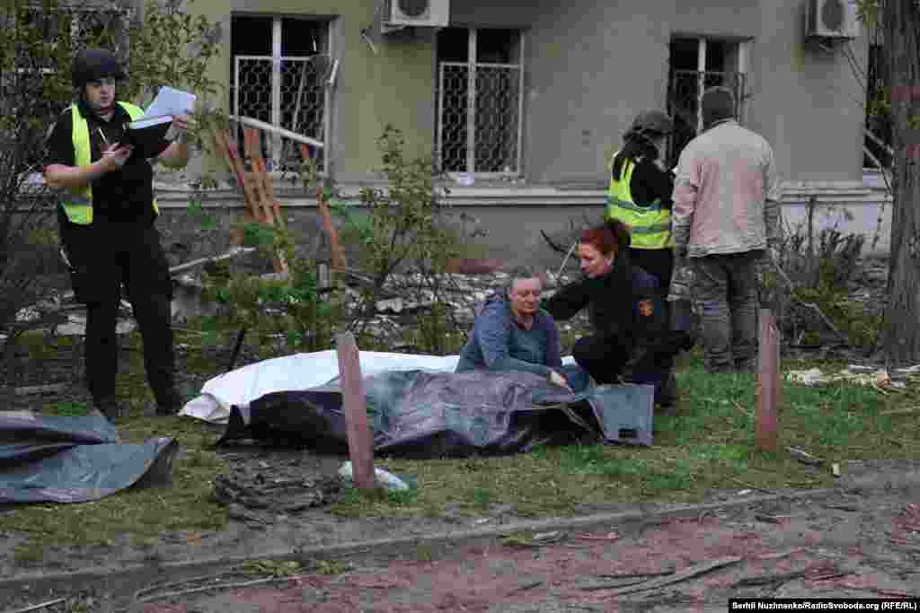 Керівництво Росії заперечує, що російська армія під час повномасштабної війни завдає цілеспрямованих ударів по цивільній інфраструктурі міст і сіл України, убиваючи цивільне населення і руйнуючи лікарні, школи, дитячі садочки, об’єкти енергетики та водозабезпечення. Українська влада і міжнародні організації кваліфікують ці удари як воєнні злочини Російської Федерації і наголошують, що вони мають цілеспрямований характер.