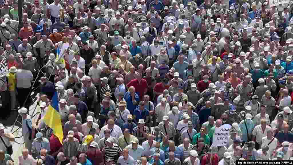 Під будівлею Верховної Ради між протестувальниками та поліцейськими сталися сутички