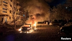 Запорожьеде күйүп жаткан унаа. Украина. 