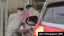 Түштүк Кореядагы коронавирусту дарылаган бөлүмдө иштеген дарыгерлер. 1-март, 2021-жыл.