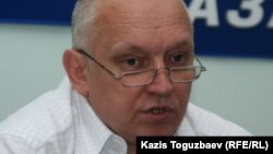 Тіркелмеген "Алға" партиясының жетекшісі Владимир Козлов баспасөз мәслихатын беріп отыр. Алматы, 2 қыркүйек 2010 жыл.  