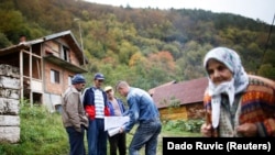 Під час попереднього перепису боснійські мусульмани розмовляють з обліковцем Елвісом Спіюдічем перед інтерв'ю під час першого перепису населення Боснії в селі Крушев До, що поблизу Сребрениці, 1 жовтня 2013 року