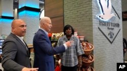 جو بایدن (وسط)