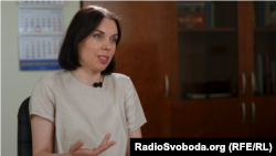 «Ми можемо сказати: «Давайте народжувати дитину», але якщо жінка бачить, що в неї немає якісних дитсадочків чи школа далеко, або в лікарні, можливо, є якісь питання, тоді це будуть якраз ті фактори, що жінка думатиме: «Можливо, не варто», – каже Дарія Марчак