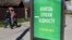 Рекламний щит із написом «Кінець епохи бідності» – одне із гасел виборчої кампанії Володимира Зеленського перед другим туром президентських виборів. Київ, 15 квітня 2019 року
