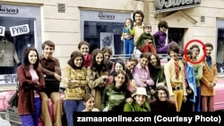  بن لادن همراه خانواده اش در سفری به سوئد در سال ۱۹۷۱. اسامه بن لادن در اين عکس با دايره مشخص شده است. 