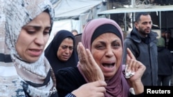 Израил армиясынын аба соккусунан набыт болгондорду акыркы сапарга узатуу зыйнатында ыйлап бараткан аялдар. Газа тилкеси. 12-декабрь, 2024-жыл.
