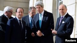 لوران فابیوس، وزیر خارجه فرانسه، (راست) در کنار همتای آمریکایی خود، جان کری