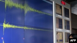 Түштүк Кореянын сейсмология агенттигинин кызматкери Түндүк Корея ядролук бомбаны сыноосу жер катмарында жараткан толкундарды журналисттерге көрсөтүүдө.  