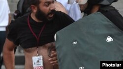 Полицейский препятствует журналисту снимать, Ереван, 23 июня 2015 г.