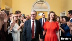Кір Стармэр і яго жонка Вікторыя ўваходзяць у рэзыдэнцыю прэм'ер-міністра Вялікай Брытаніі, 5 ліпеня 2024 году