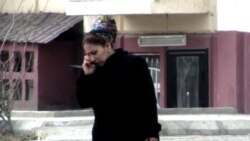 Aşgabatda okuwçylarynyň ýanyndan mobil telefonlary çykan mugallymlar meýletin-mejbury işden çykaryldy