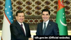 Türkmenistanyň we Özbegistanyň prezidentleri Gurbanguly Berdimuhamedow (s) we Şawkat Mirziýoýew (ç), Aşgabat, 6-njy mart, 2017