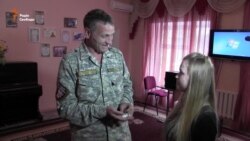 «Кіборг» знайшов дівчинку, чий малюнок оберігав його в бою (відео)