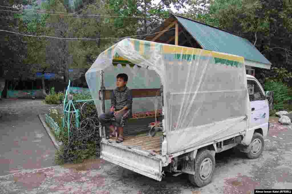 Вот на таких &quot;тарантайках&quot; за 50 сомов вас могут туда и обратно отвезти к малому водопаду