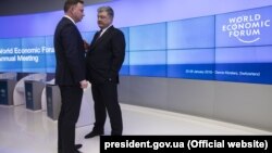 Президенти України (п) та Польщі Петро Порошенко та Анджей Дуда нещодавно мали зустріч у швейцарському Давосі, якраз у день схвалення Сеймом Польщі законопроекту про «бандеризм», 26 січня 2018 року