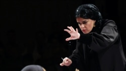 «Սուսերով պար» հնչեցնող առաջին կին դիրիժորը՝ Թեհրանի բեմում. Փանիզ Ֆարյուսեֆին պատմություն է կերտում