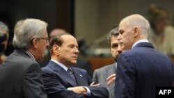 نخست‌وزیران یونان (راست) و ایتالیا (وسط) دو کشور بحران زده حوزه یورو