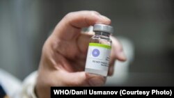 Жалал-Абад облусунун иммунолог дарыгери Алия Арыкбаева кызамыкка каршы вакцинанын контролдук белгисин көрсөтүүдө.