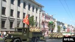 На сёлетні Дзень рэспублікі ўпершыню на&nbsp;вуліцы Гомеля выйшла вайсковая тэхніка&nbsp;— бронетранспарцёр і&nbsp;палутарка з&nbsp;прычэпленай гарматай.