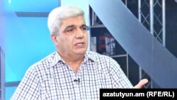Руководитель Аналитического центра по глобализации и региональному сотрудничеству, политолог Степан Григорян в студии «Азатутюн ТВ» (архив)