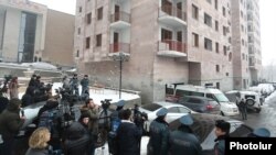 Իրավապահները շենքի մոտ, որտեղ հայտնաբերվել է ԱԱԾ նախկին տնօրենի դին, Երևան, 17-ը հունվարի, 2020թ.