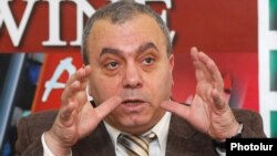 Armenia -- Former prime minister Hrant Bagratian at a press conference in Yerevan, 24Feb2010.