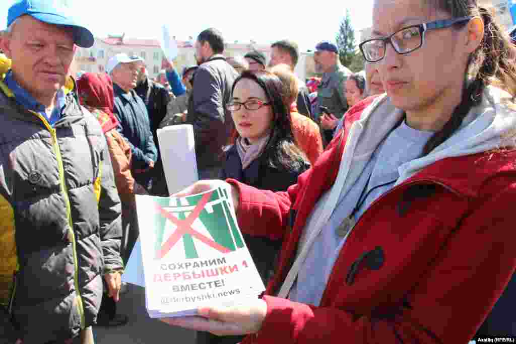 Митинг ахырында машина тәрәзәләренә ябыштыргычлар да таратылды