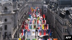 Британи - 2012-чу шеран Олимпикан аьхкенан ловзаршкахь дакъа лаьцначу пачхьалкхийн байракхаш Лондонна юккъехь, 15Ман2012