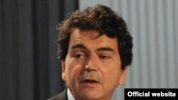 П’єр Леллуш в Ялті зачитує вітання від президента Франції (@ 2008 Yalta European Strategy (YES))