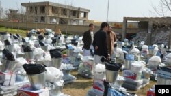 Ymam Sahyb etrabynda söweş zerarly bosan adamlara berilmeli azyk paketleri. Gunduz, 17-nji mart, 2015