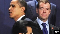 دیمیتری مدودیف، رئیس جمهوری روسیه (بالا، راست) باراک اوباما، رئیس جمهوری آمریکا (بالا، چپ) هو جین‌تائو، رئیس جمهوری خلق چین (پایین) 