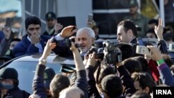 استقبال مردم از محمدجواد ظریف در تهران پس از اعلام توافق اتمی در وین