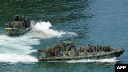 گفته می شود که ملوانان آمریکایی سوار قایق های گشتی از نوع ریوراین بوده اند. (عکس آرشیو)