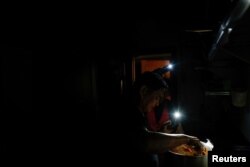 Праз блэкаут не працавалі кавярні і рэстараны. Людзі гатавалі ежу з дапамогай сьвятла мабільных тэлефонаў