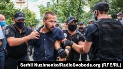 Поліція затримала кількох активістів під час акції під посольством Білорусі в Києві 10 серпня